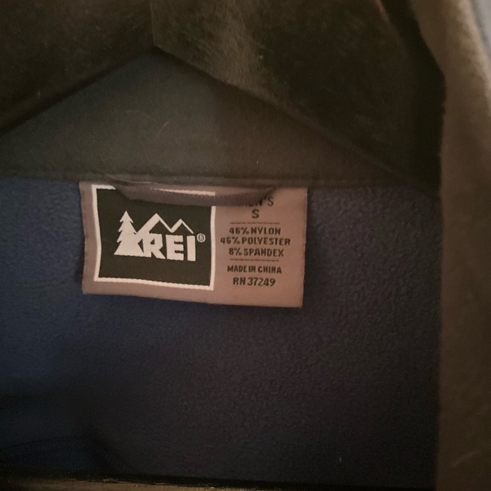 REI - Picture 3 of 3